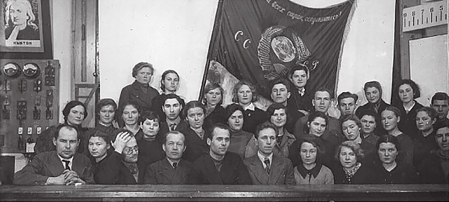 Студенты и преподаватели 1943 г. Источник: Комсомольская правда